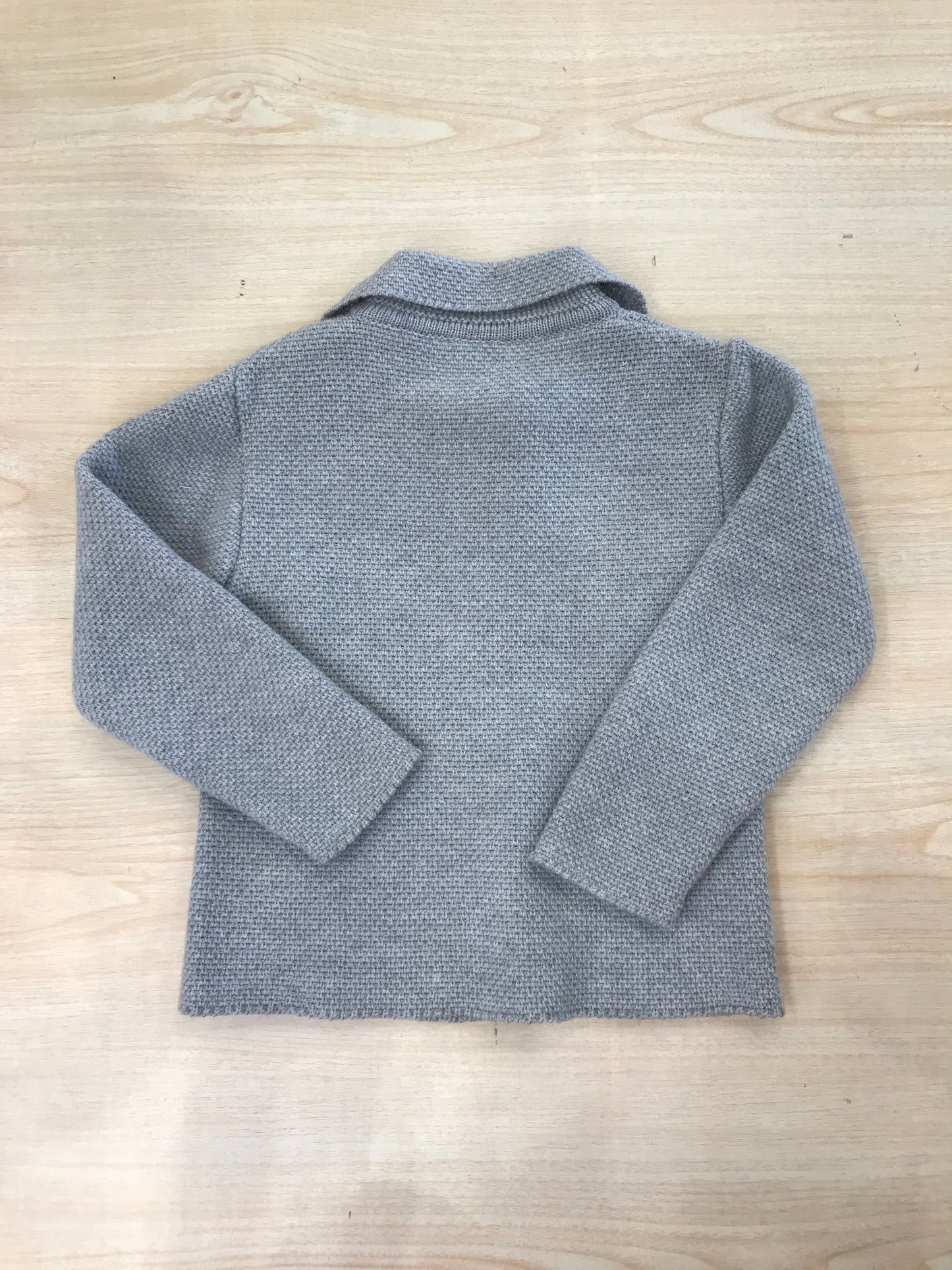 Completo Paz Rodriguez pantalone lungo grigio con camicia bianca a pois con cardigan grigio in lana