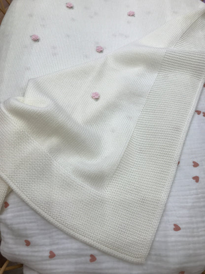 Coperta Baby Lord in lana panna con piccole rose rosa ricamate a mano