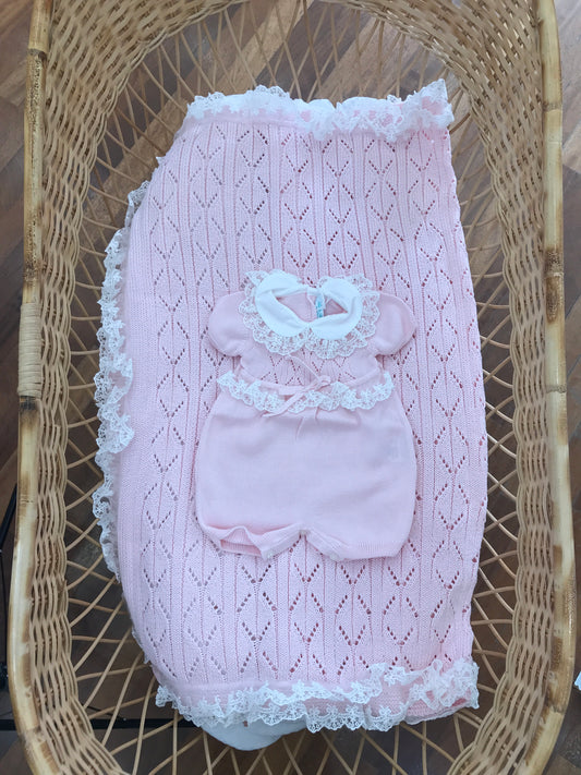 Coordinato nascita Bebè di Almy in filo rosa e con pizzo bianco