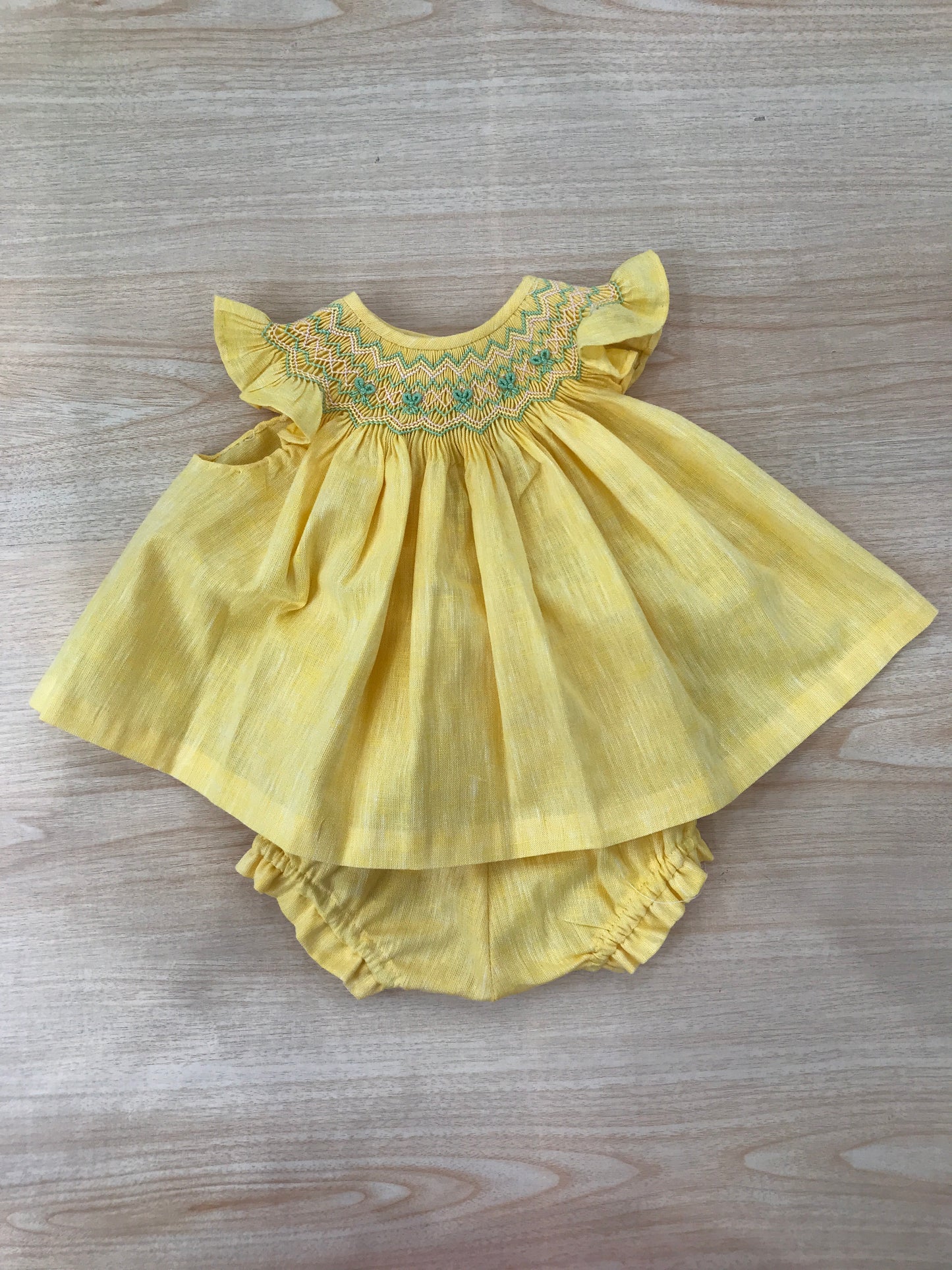 Completo Belan in cotone giallo due pezzi abitino smanicato con lavorazione sul corpetto culotte abbinata