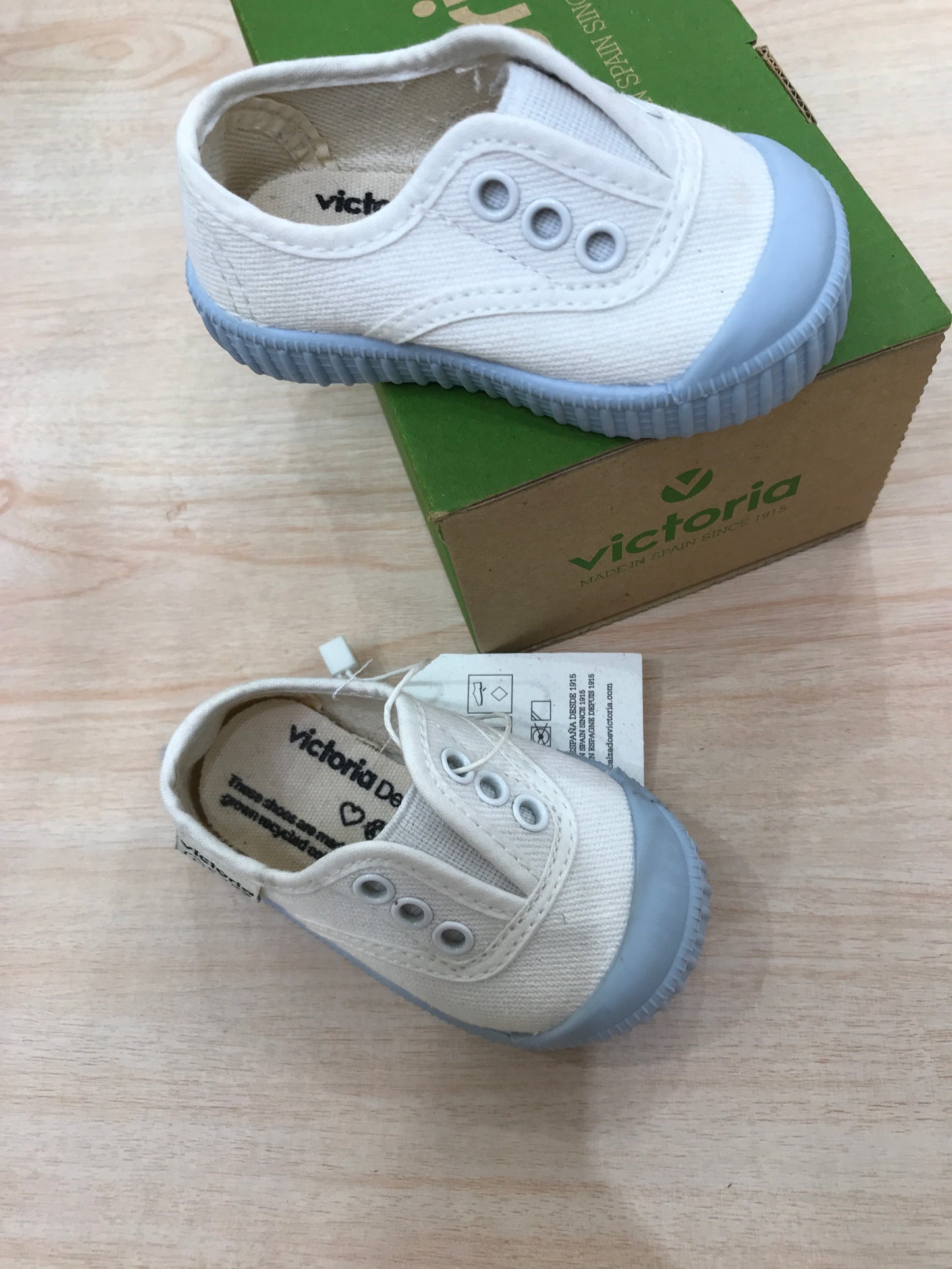 Scarpe Victoria in tela bianche con gomma celeste