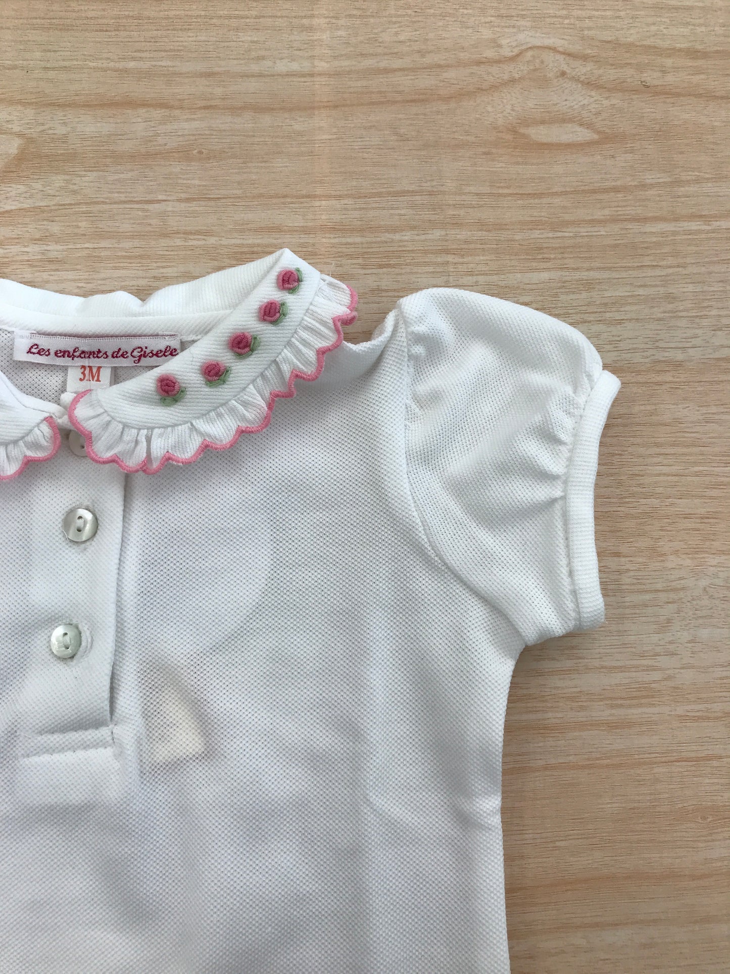 T-Shirt Les Enfants De Gisele in cotone mezza manica a sbuffo con collo rifinito in orsa smerlato con piccole rose ricamate a mano