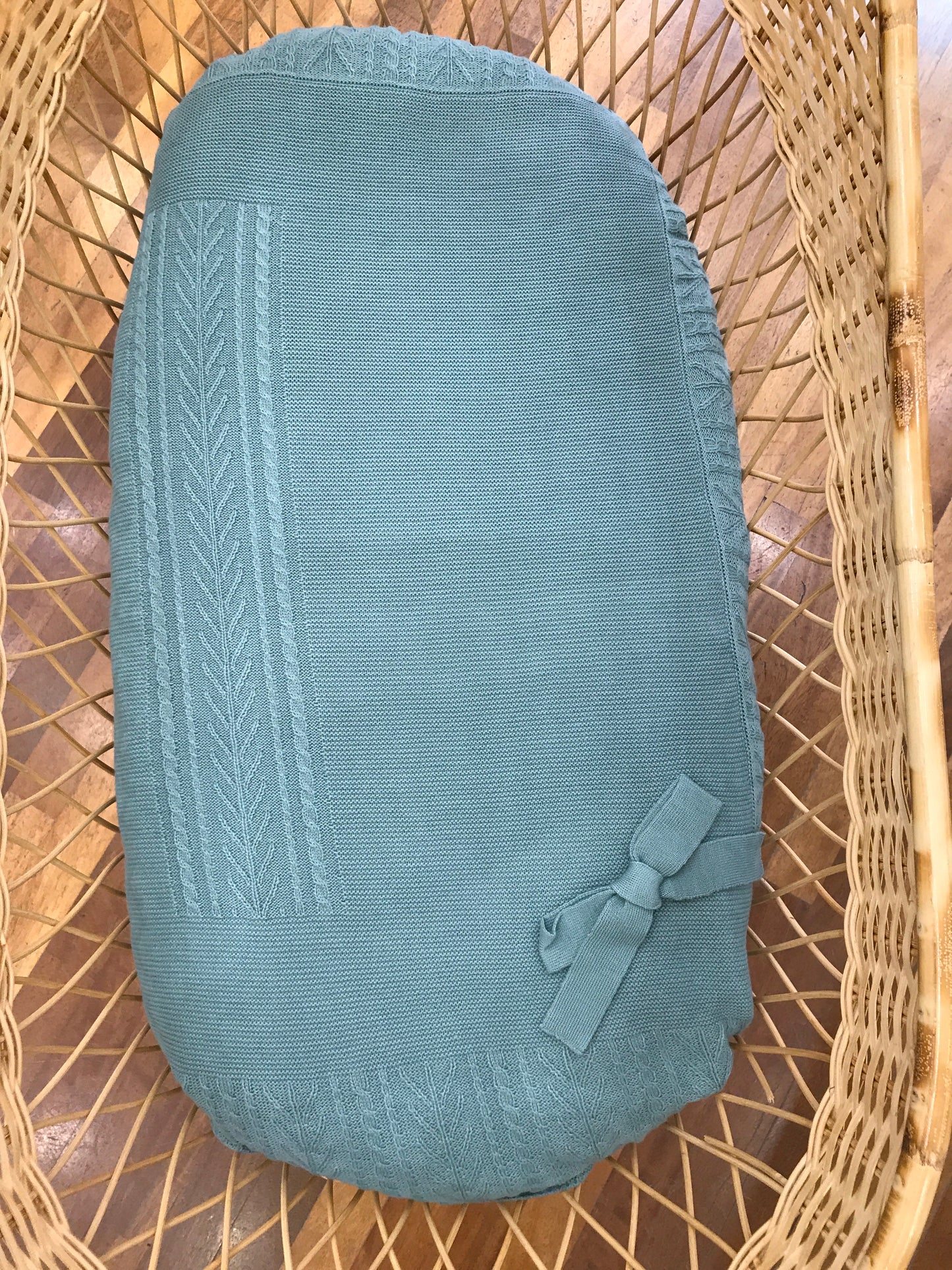 Coperta Pecesa in verde con fiocco laterale in basso con lavorazione centrale e sul bordo