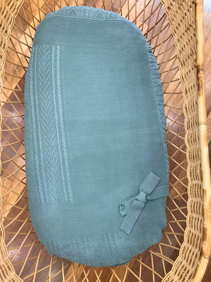 Coperta Pecesa in verde con fiocco laterale in basso con lavorazione centrale e sul bordo