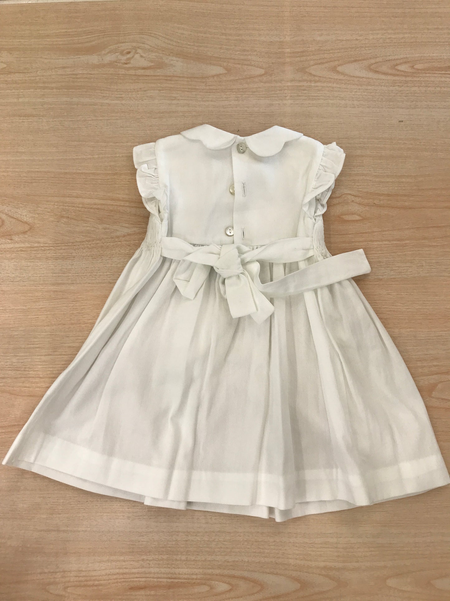 Abito Les Enfants de Gisele in cotone smanicato con rusche colletto smerlato con corpetto lavorato da punto smock e roselline bianche