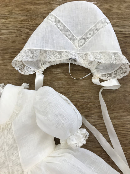Abito Piccola Giuggiola in lino panna corpetto lavorato con inserti di valancienne roselline sulla gonna a ruota mezza manica e colletto rifinito anch'essi da valancienne cuffietta abbinata con applicazioni di valancienne