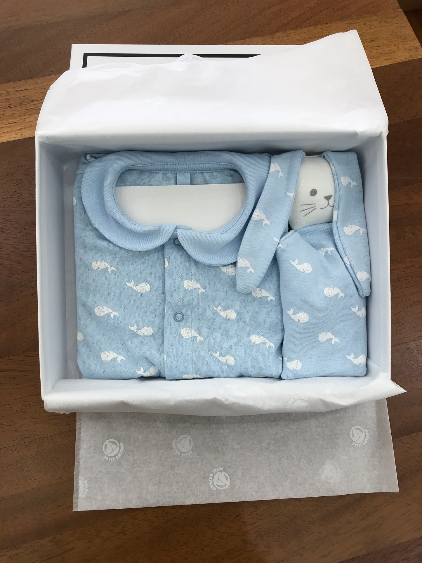 Set Petit Bateau con pagliaccetto celeste e balene con doudou