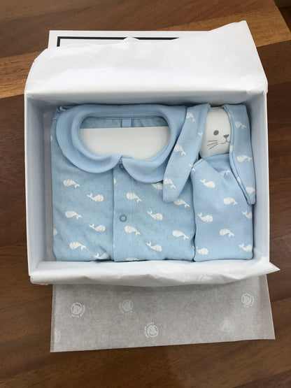 Set Petit Bateau con pagliaccetto celeste e balene con doudou