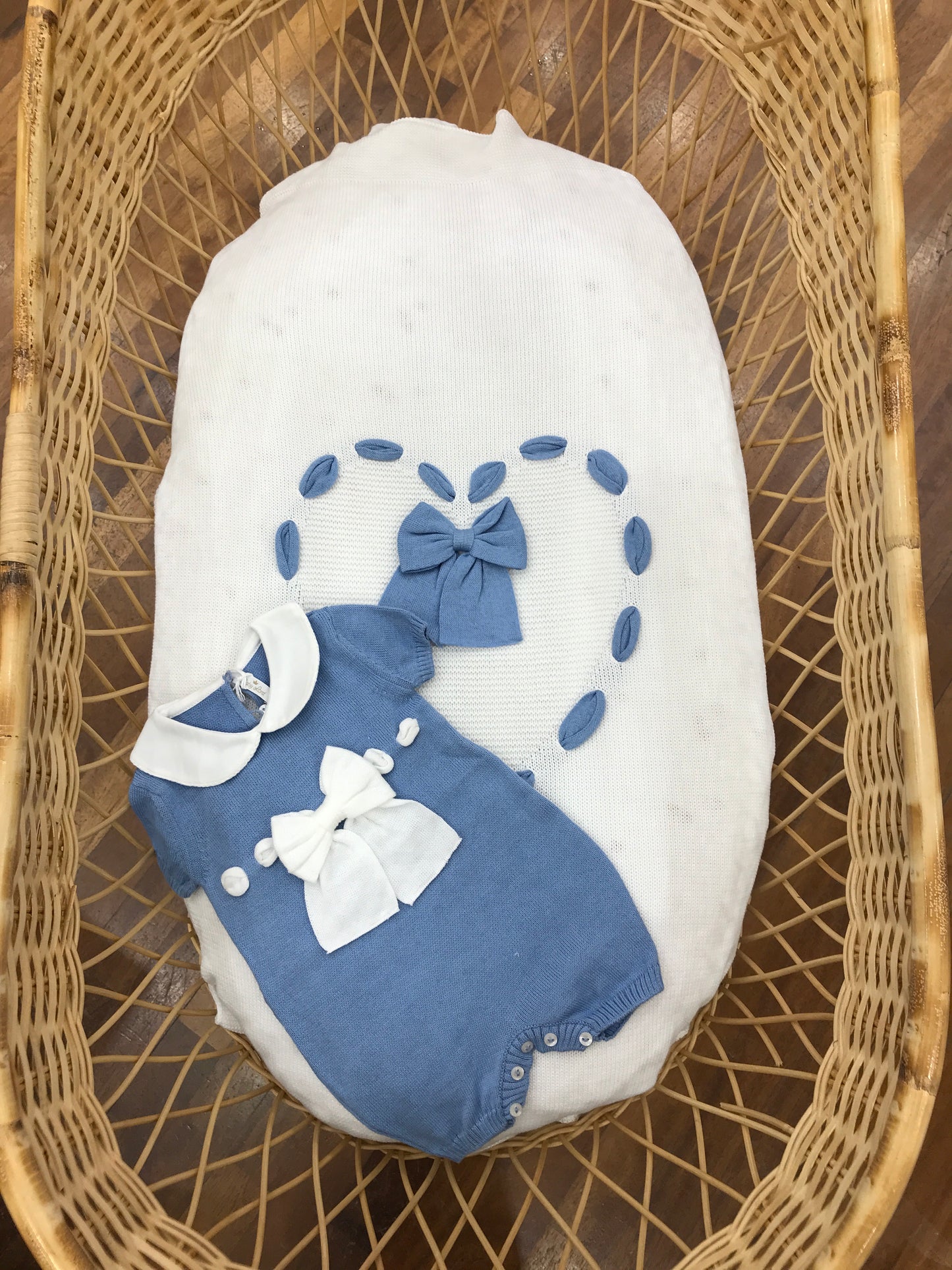 Coordinato nascita Baby Lord in filo coperta con pagliaccetto con cuore passanastro con fiocco con passanastro con fiocco sulla coperta