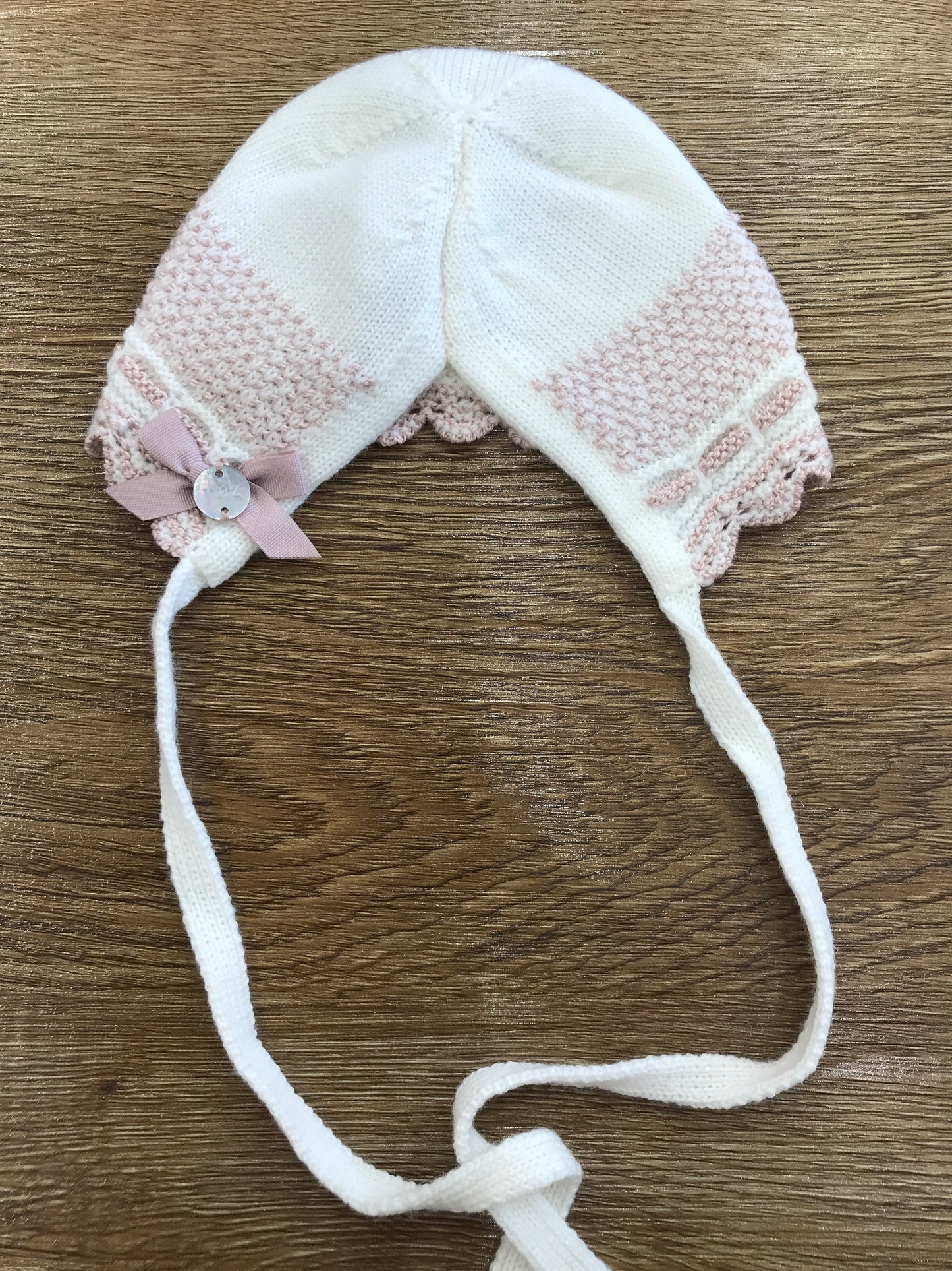 Cuffia Paz Rodriguez in lana panna con ricami rosa