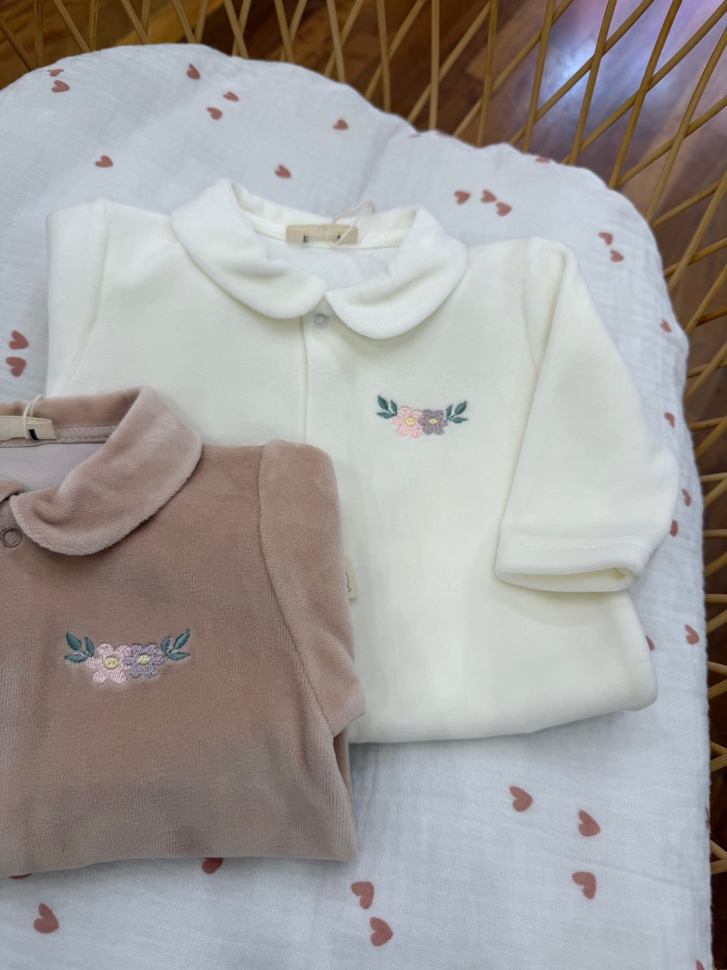 Coordinato nascita Baby Gi in ciniglia con piccole camelie ricamate
