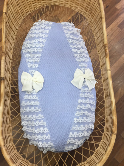 Coperta Bebè di Almy celeste con applicazione di pizzo e fiocchi