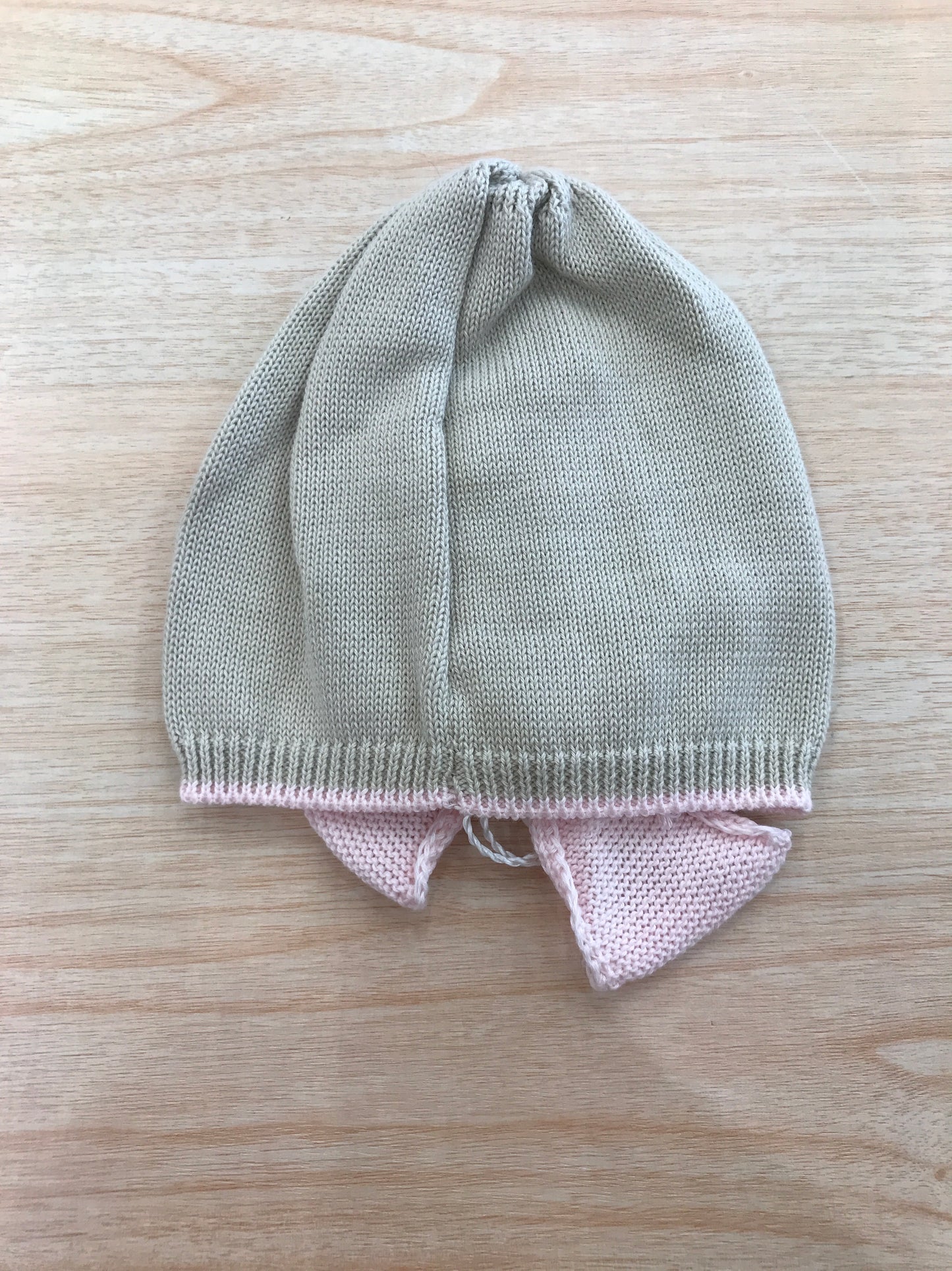 Cappello Bebè di Almy in filo tortora con passanastro e fiocco rosa