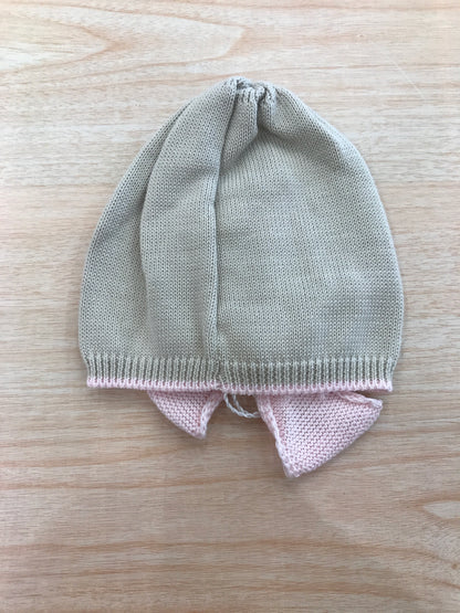 Cappello Bebè di Almy in filo tortora con passanastro e fiocco rosa
