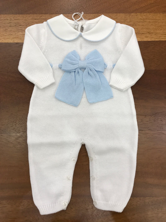 Tutina Baby Lord in filo bianco manica lunga con collo tondo rifinito in celeste con fiocco applicato sul centro con passanastro