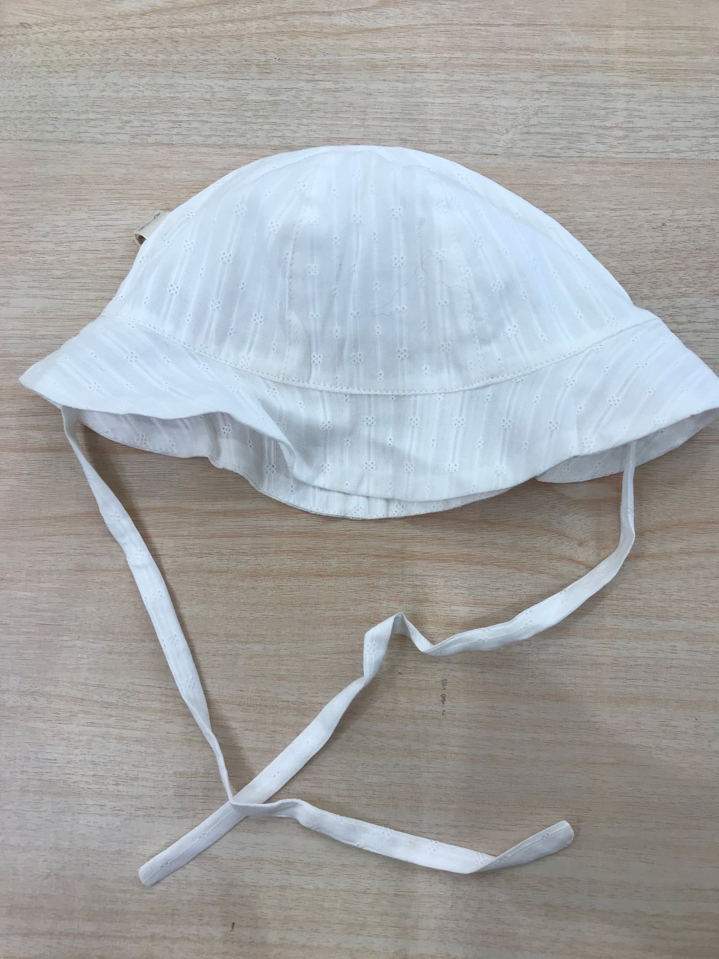 Cappello Baby Gi in cotone con lacci traforato