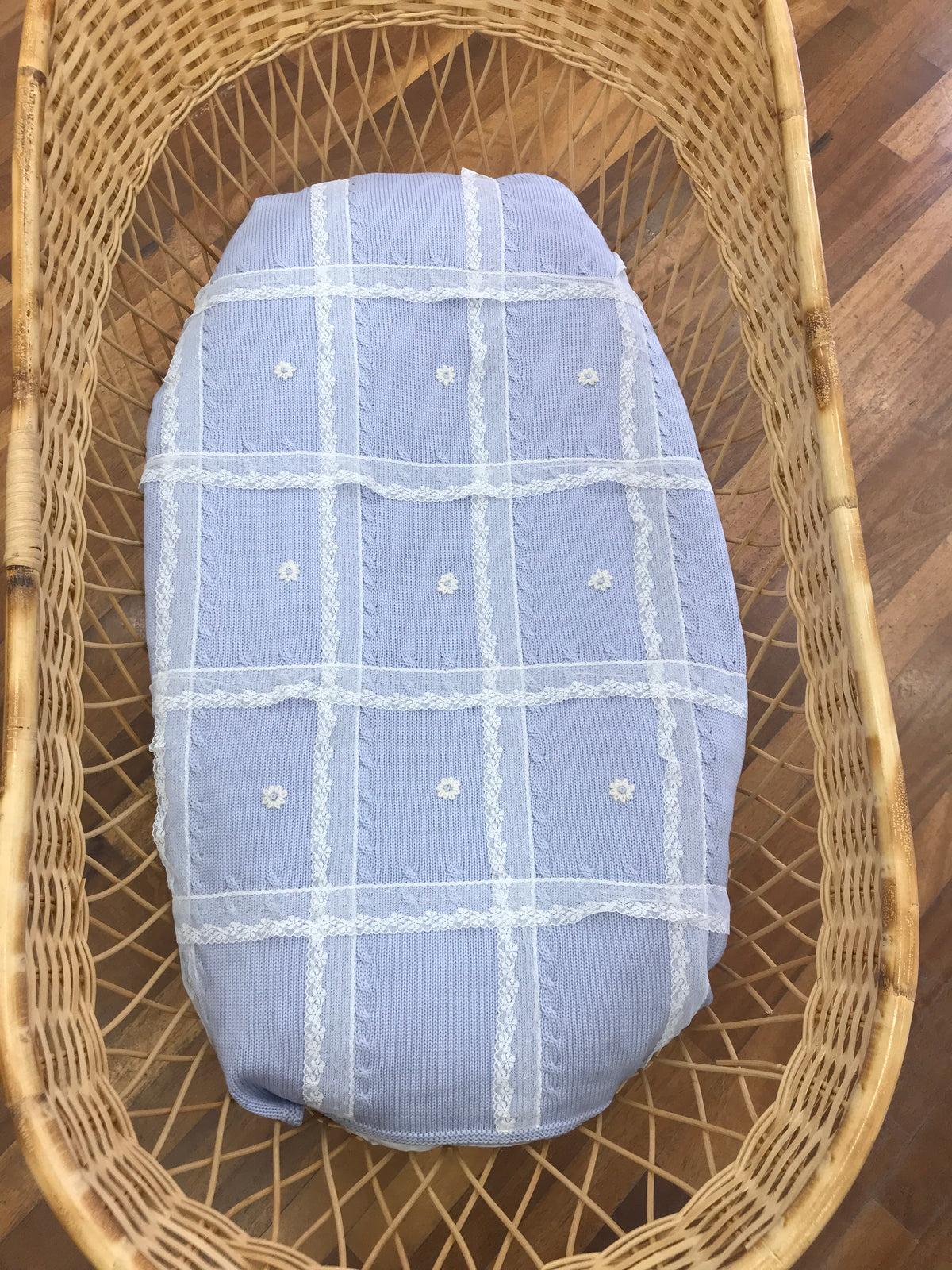 Coperta Le Dodò in lana celeste con pizzo e margherite