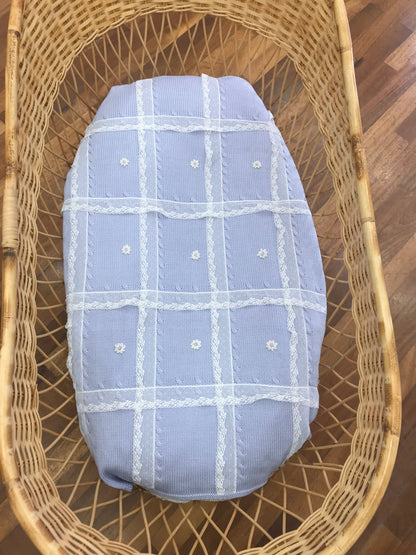 Coperta Le Dodò in lana celeste con pizzo e margherite