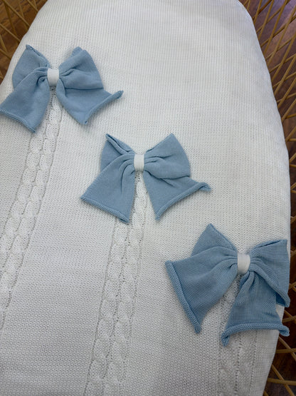 Coperta Bebè di Almy in filo bianco con lavorazione di trecce e fiocchi
