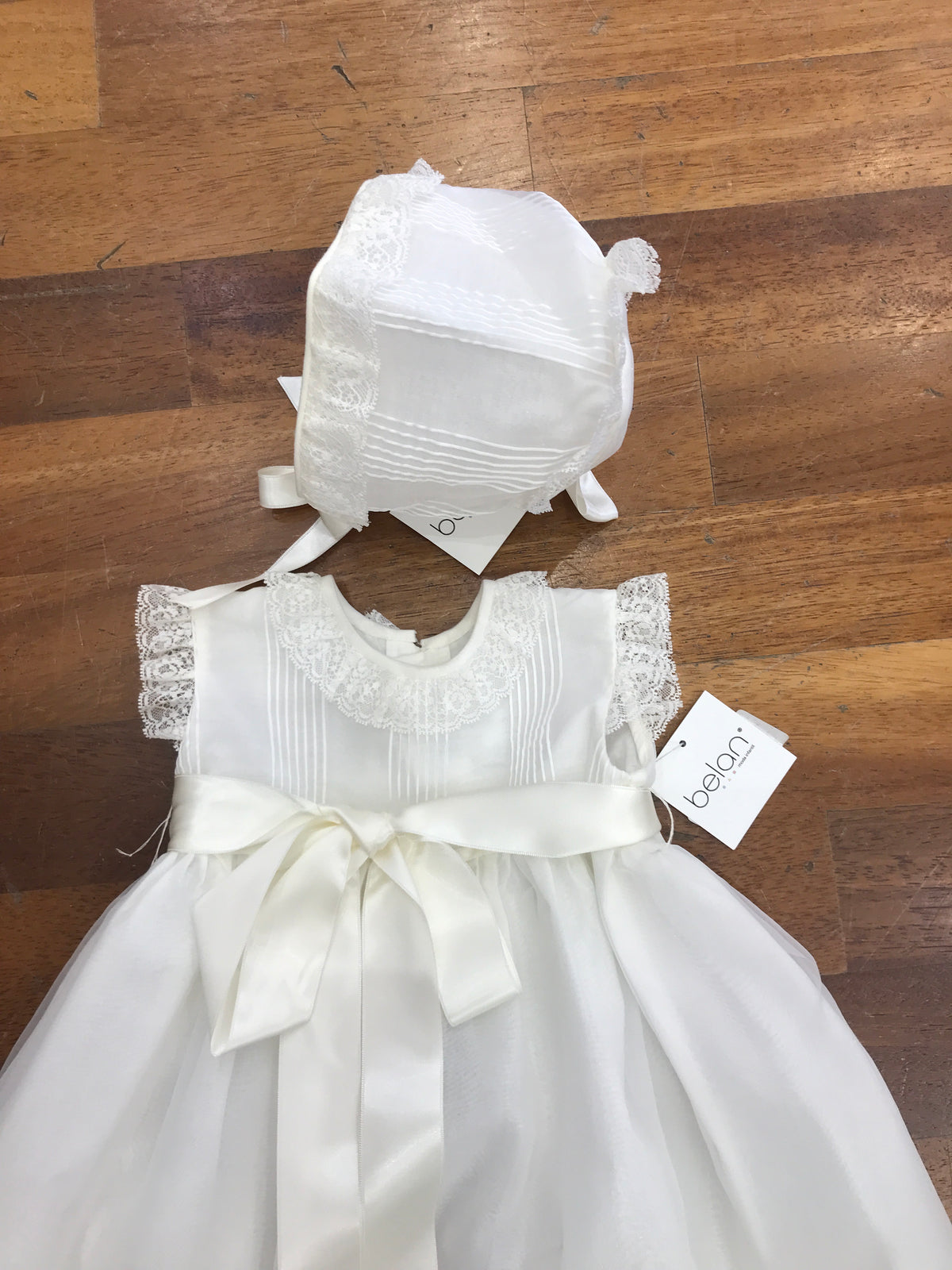Abito Belan in organza in seta smanicato con pieghe e pizzo ricamato sul davanti e cuffietta coordinata