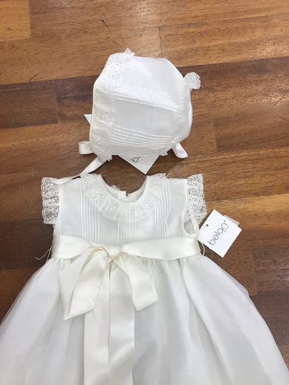 Abito Belan in organza in seta smanicato con pieghe e pizzo ricamato sul davanti e cuffietta coordinata