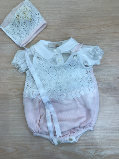 Pagliaccetto Ladia in filo traforato in rosa e bianco con camicina abbinata a sbuffo e cuffietta bianca e rosa traforata con laccio