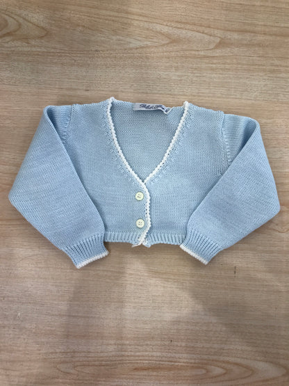 Cardigan Bebè di Almy in filo celeste rifinito in bianco con piccoli bottoncini sul davanti