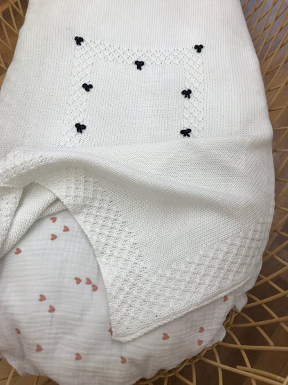 Coperta Colibrì in filo bianca con riquadro lavorato da piccoli fiocchetti blu scuro