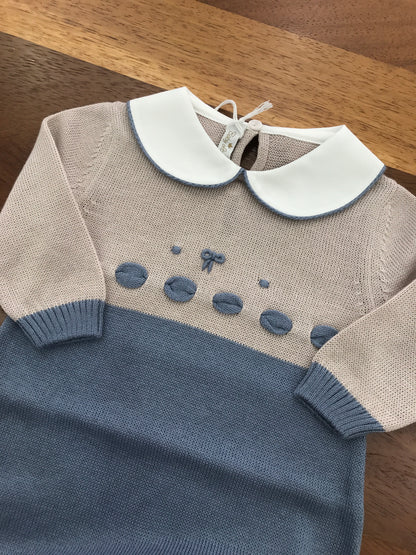 Tutina Baby Lord in filo tortora e avio manica lunga con passanastro fiocchetti e pois ricamati a mano