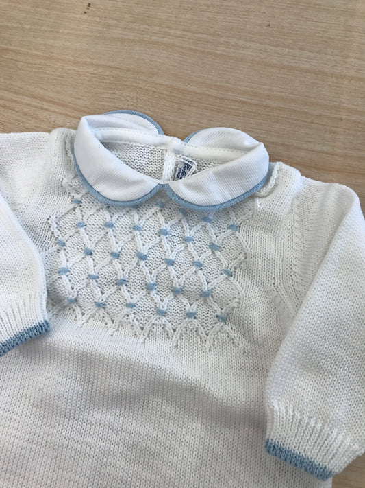Tutina Bebè di Almy in filo bianco con rifiniture celesti con lavorazione id punto smock sul corpetto