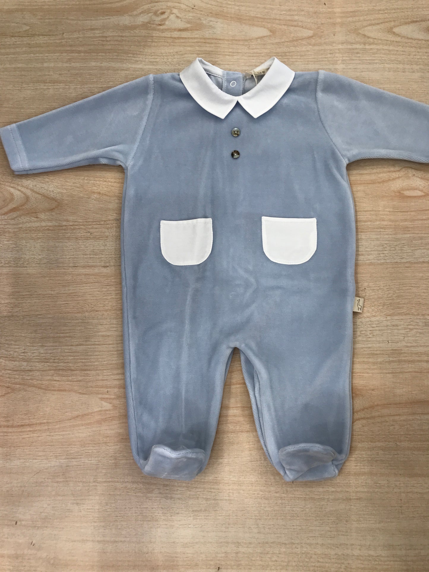 Tutina Baby Gi in ciniglia celeste polvere intera con tasche bianche sul davanti e colletto bianco