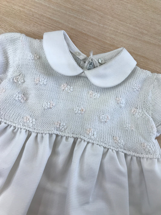 Abito Colibrì bianco gonna con pizzo corpetto in filo con fiori rosa ricamati e sul retro fiocchetto