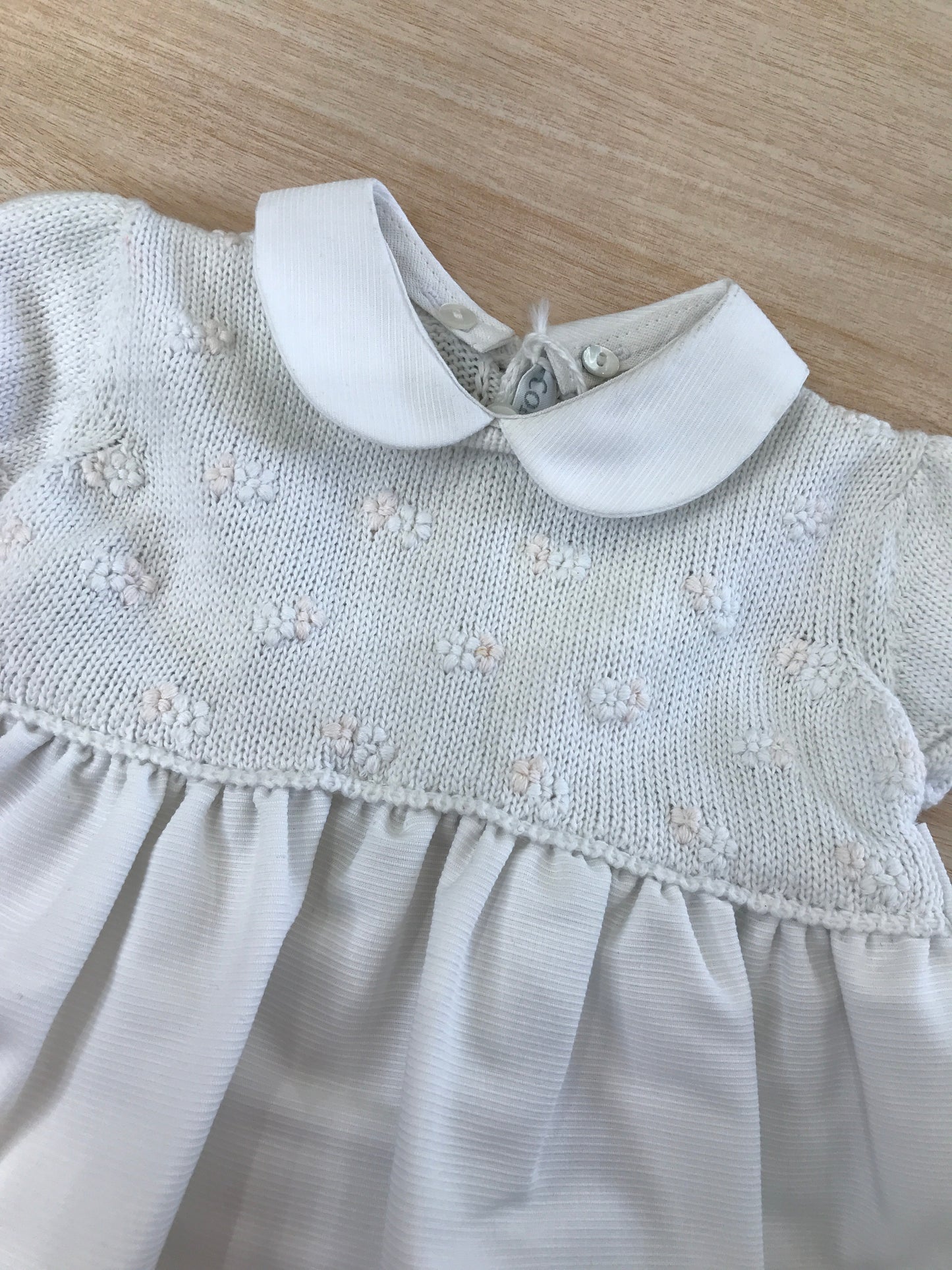 Abito Colibrì bianco gonna con pizzo corpetto in filo con fiori rosa ricamati e sul retro fiocchetto