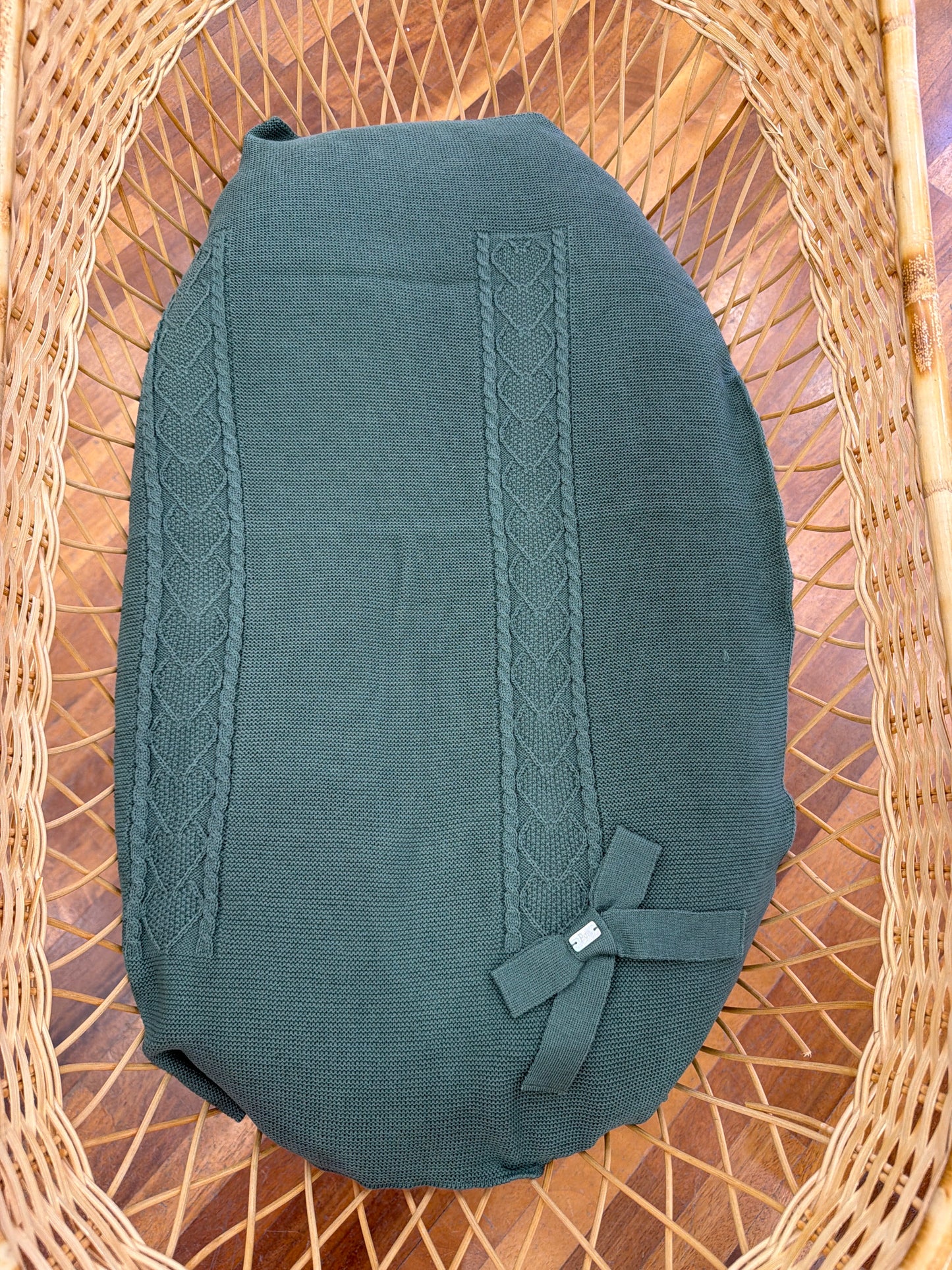 Coperta PCS con lavorazione centrale di trecce e cuori ricamati con fiocco laterale
