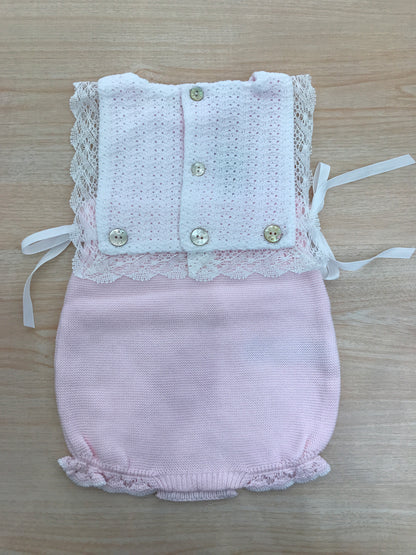 Pagliaccetto Paz Rodriguez in filo rosa smanicato con rusche bianche e lavorazione a maglia sul petto con fiocchetti laterali