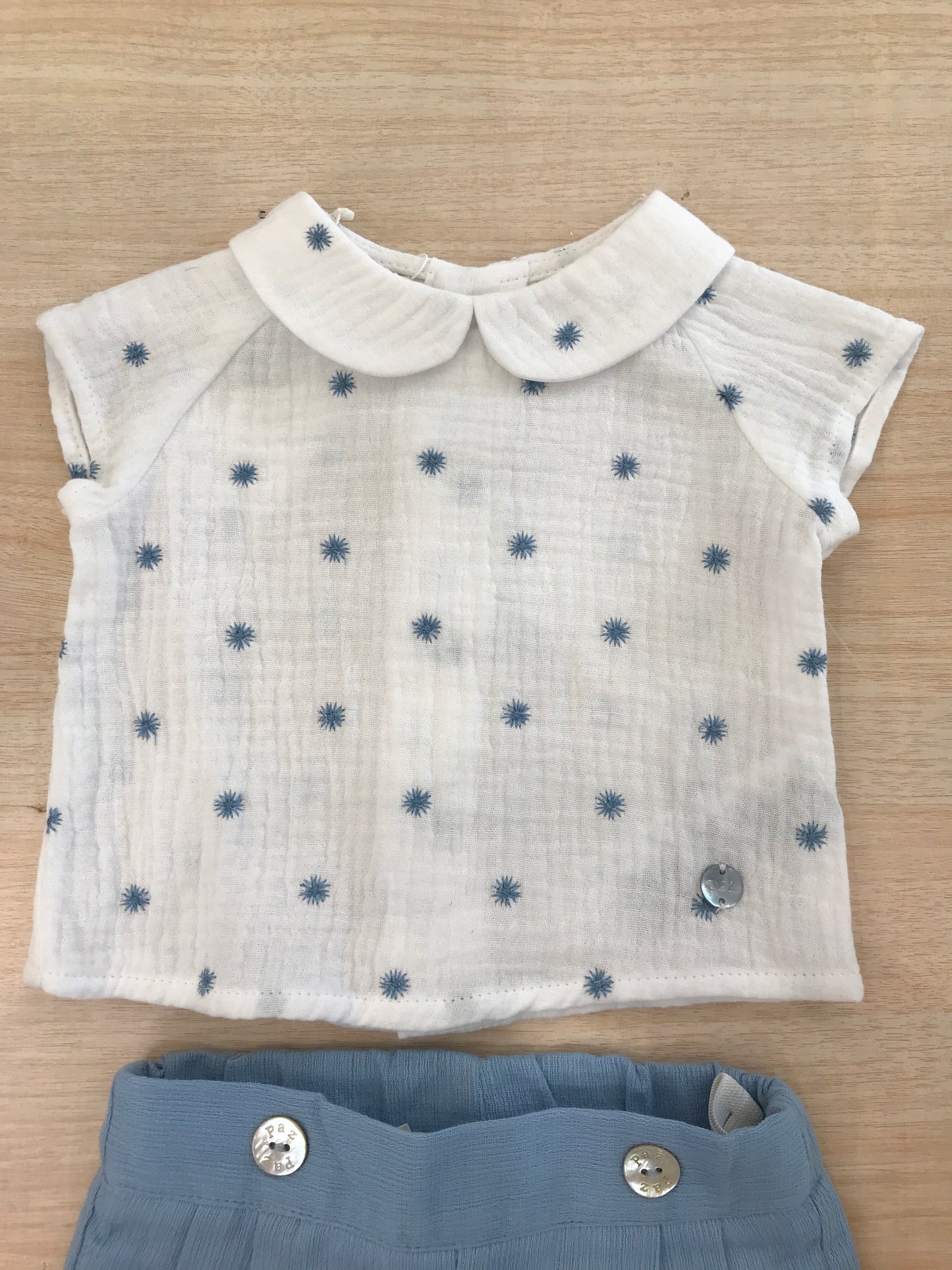 Completo Paz Rodriguez in cotone camicia mezza manica con fiori bianchi con pantalone corto