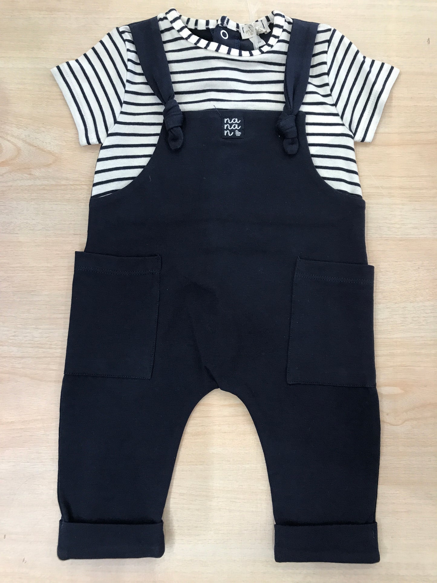 Pagliaccetto Nanan in cotone salopette blu con bretelle e t-shirt a righe bianche e blu