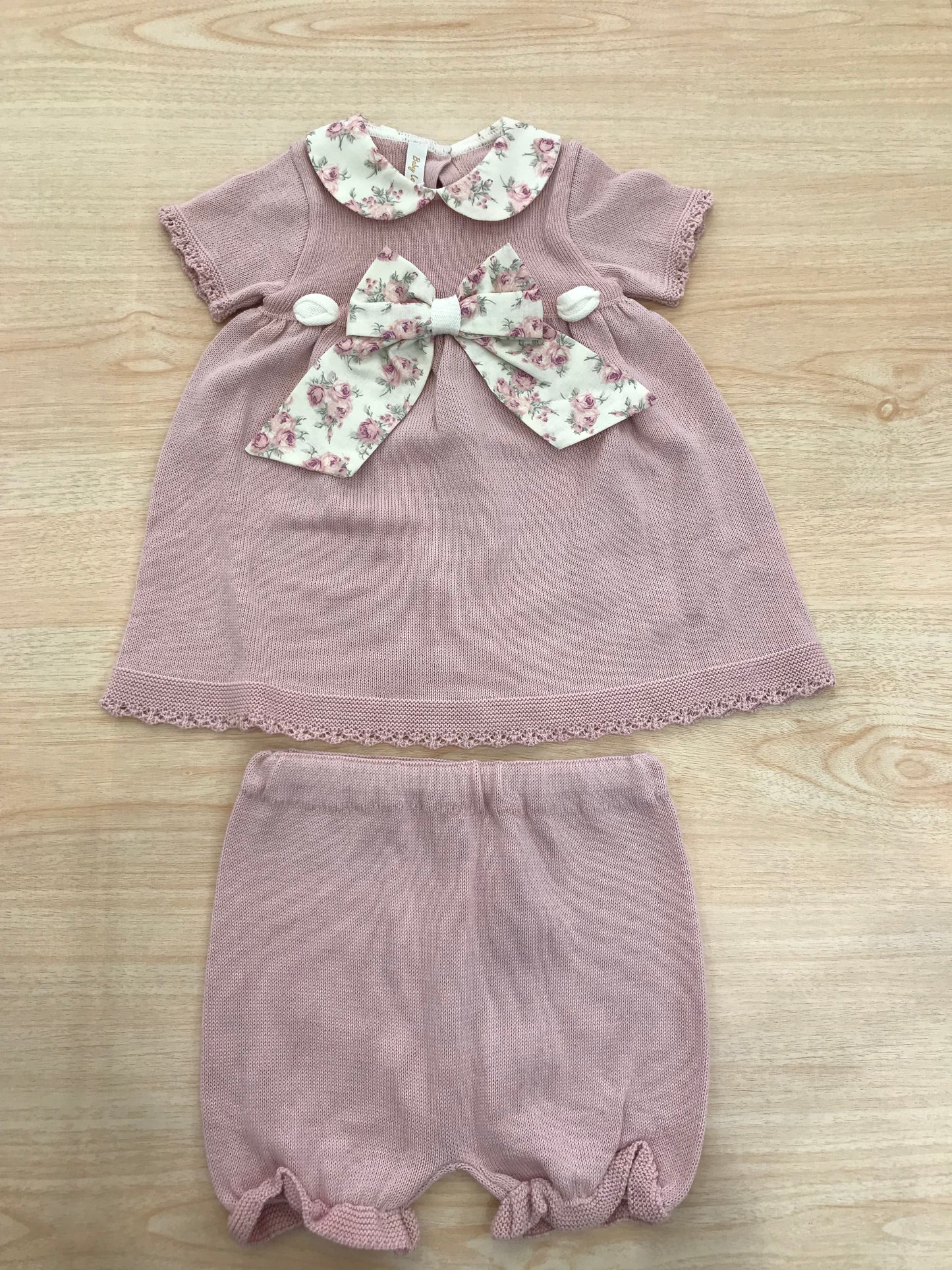Completo Baby Lord in filo due pezzi dal rosa antico con fiocco e passanastro con fiori e collo come il fiocco floreale