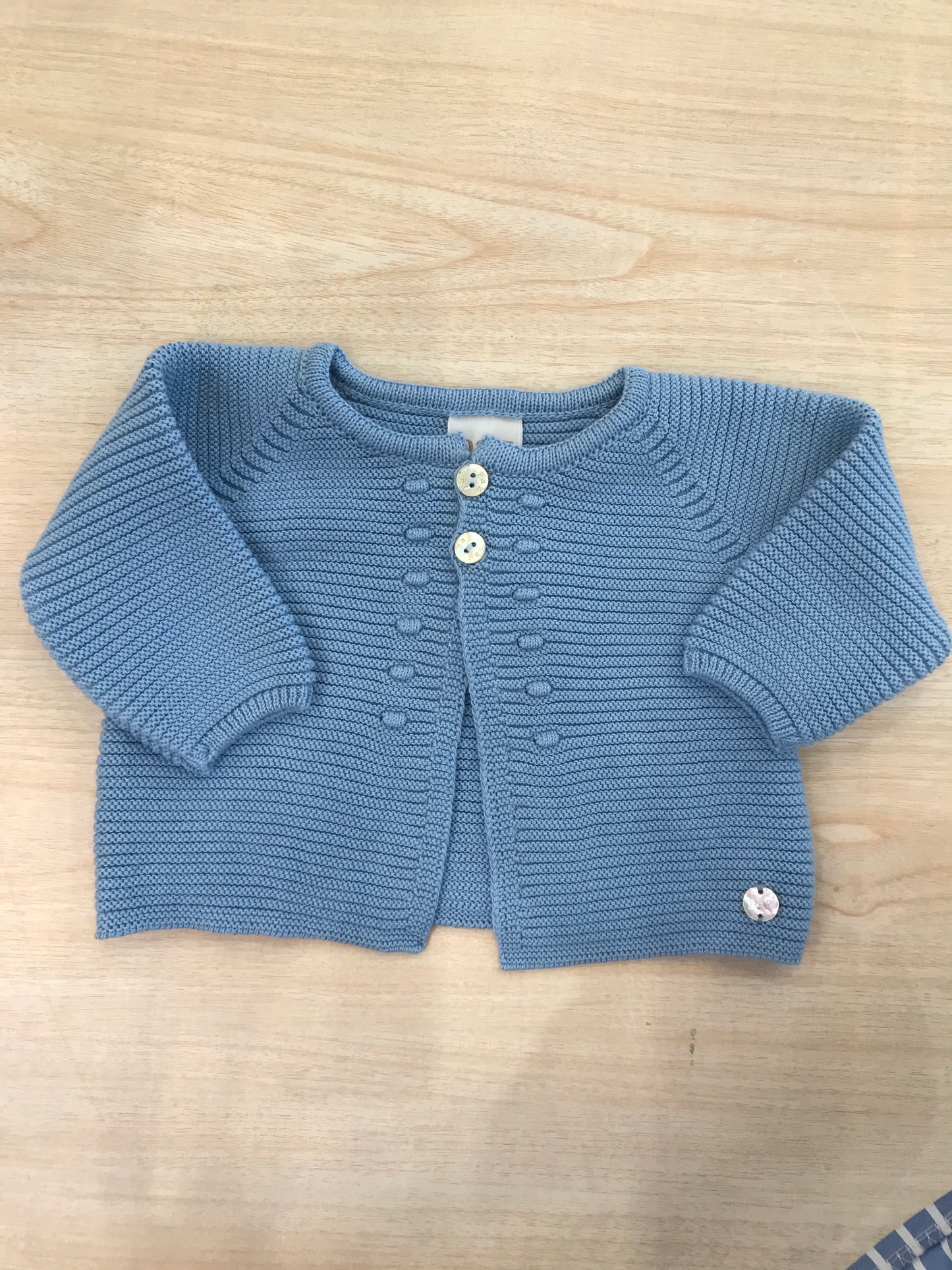 Cardigan Paz Rodriguez in filo azzurrone manica lunga con due bottoncini e pois ricamati lateralmente alla chiusura