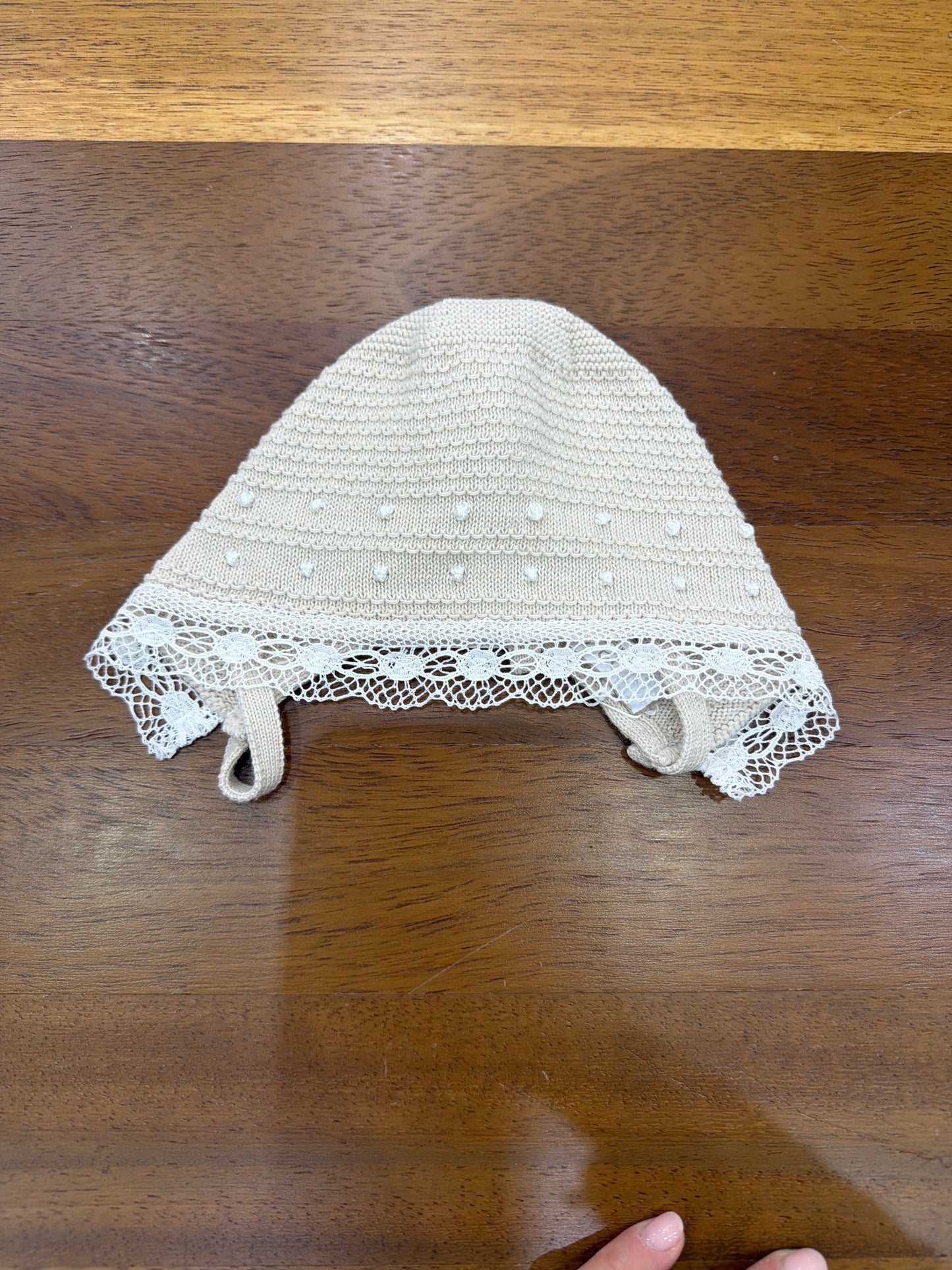 Cuffia Paz Rodriguez tortora con laccetti sotto collo con piccoli pois con merletto al bordo