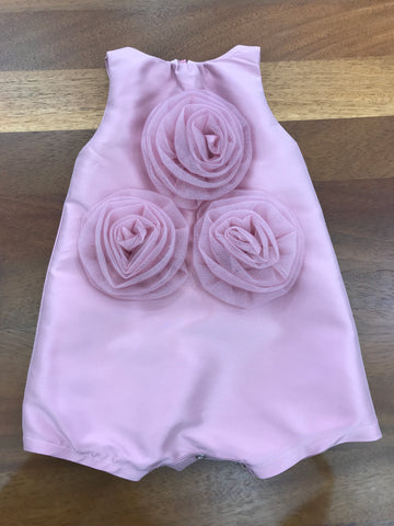 Pagliaccetto a'lapage in raso smanicato con zip sul retro e fiori applicati al centro davanti