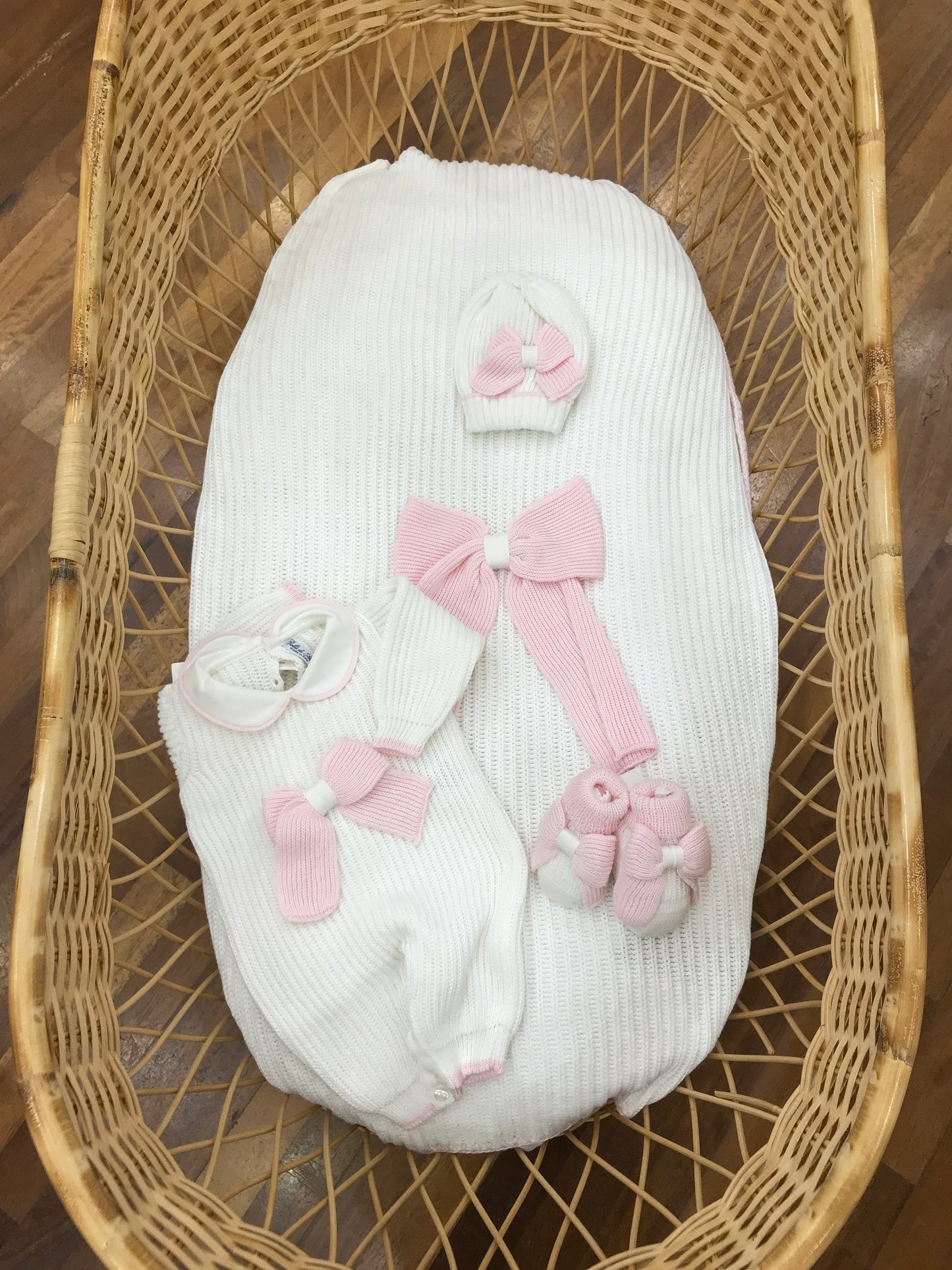 Coordinato nascita Bebè di Almy in filo bianco con fiocchi rosa grandi applicati su coperta tutina intera con cappello e babbucce