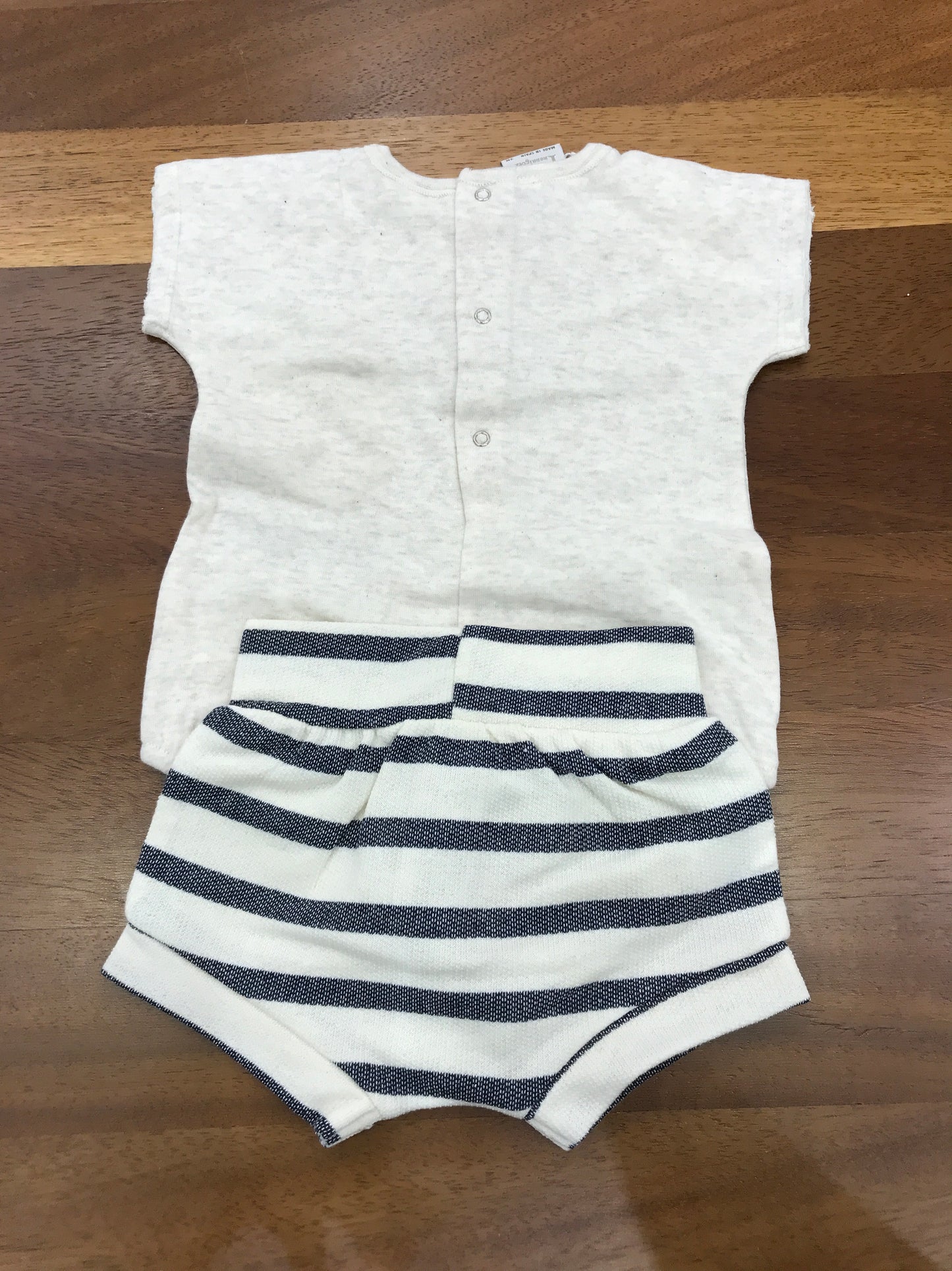 Completo Paz Rodriguez in cotone beige mezza manica con tasca laterale, con culotte a righe beige e blu con laccio