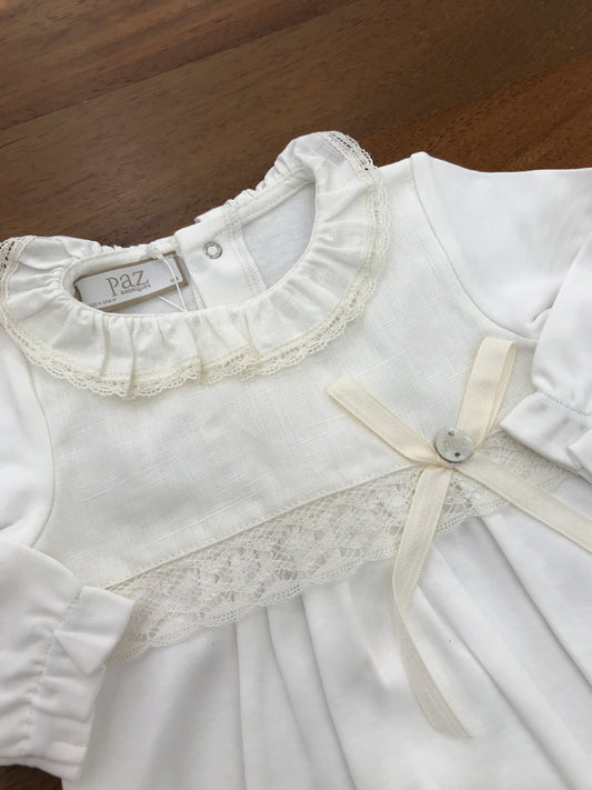 Tutina Paz Rodriguez in cotone bianca manica lunga con piedini con collo con rusche in lino con corpetto in lino con pizzo e fiocchetto