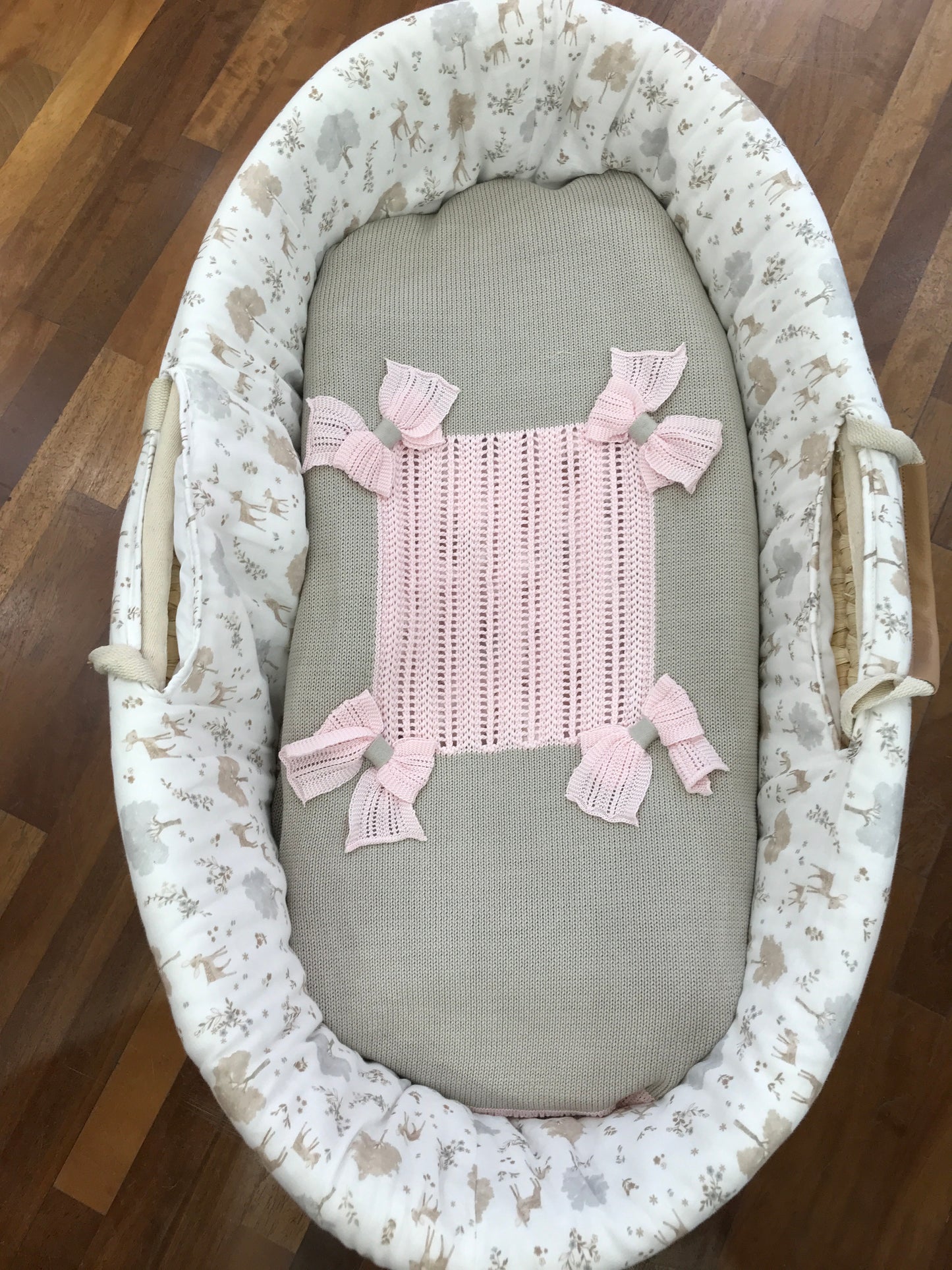 Coperta Bebè di Almy in filo dal fondo tortora rifinito in rosa con al centro riquadro rosa con fiocchetti