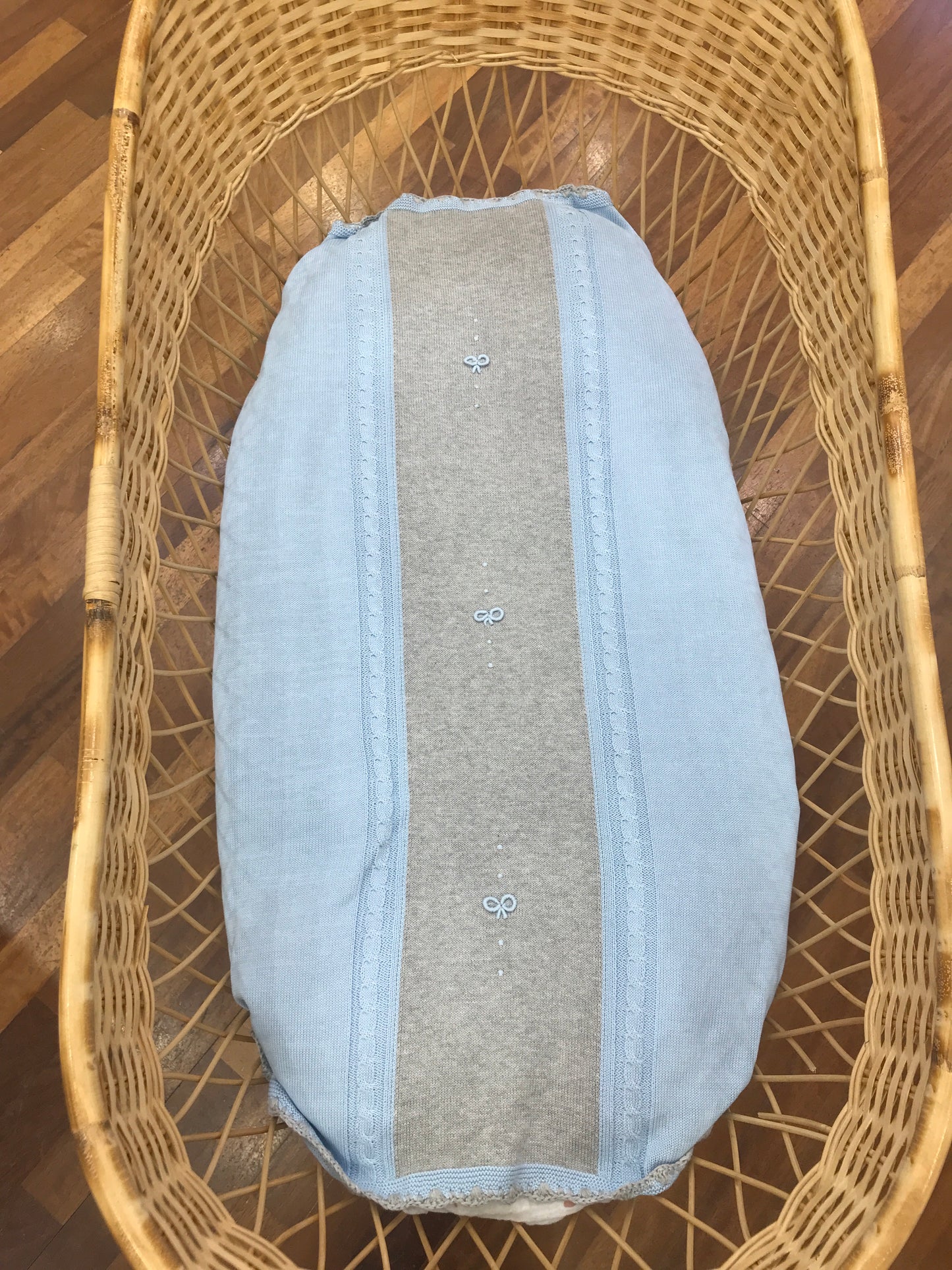 Coperta Le Dodò in filo celeste con riquadro grigio e piccoli nodi d'amore