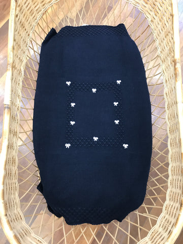 Coperta Colibrì in filo blu scuro con riquadro rifinito con fiocchetti bianchi ricamati a mano