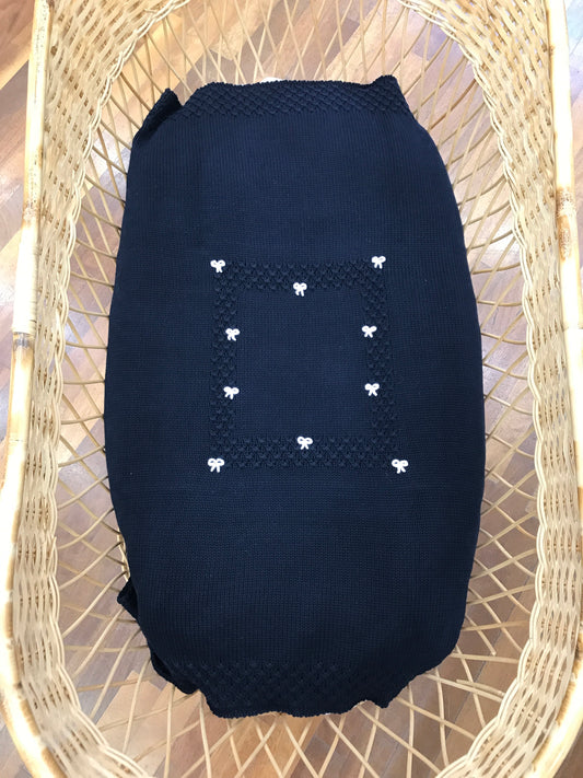 Coperta Colibrì in filo blu scuro con riquadro rifinito con fiocchetti bianchi ricamati a mano