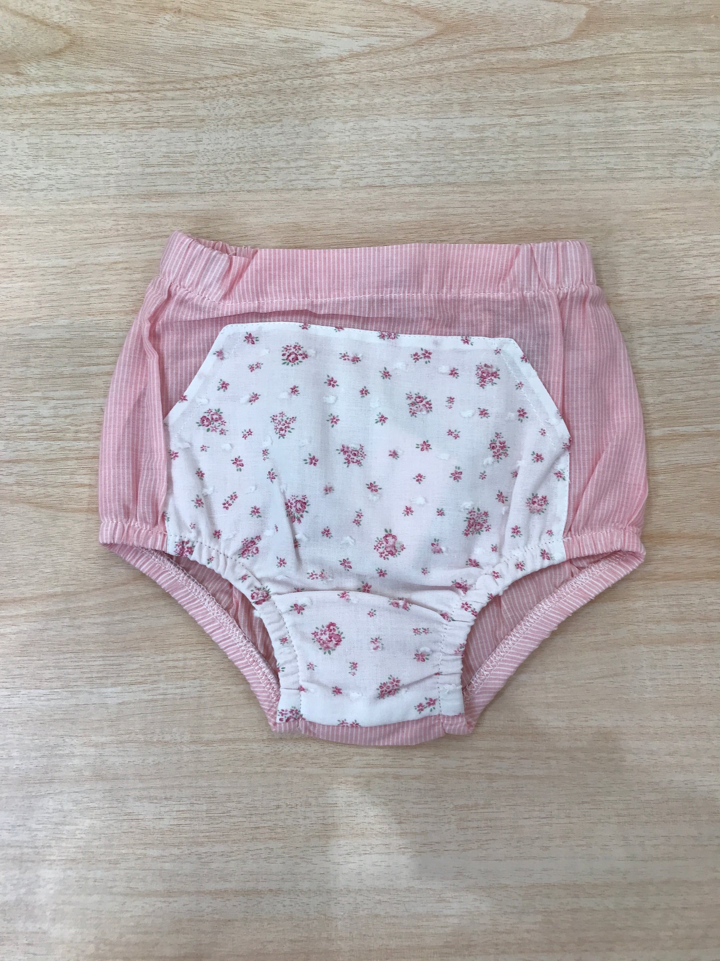 Culotte Laranjinha in cotone rosa a righe bianche con decorazione in bianco con fiori rosa