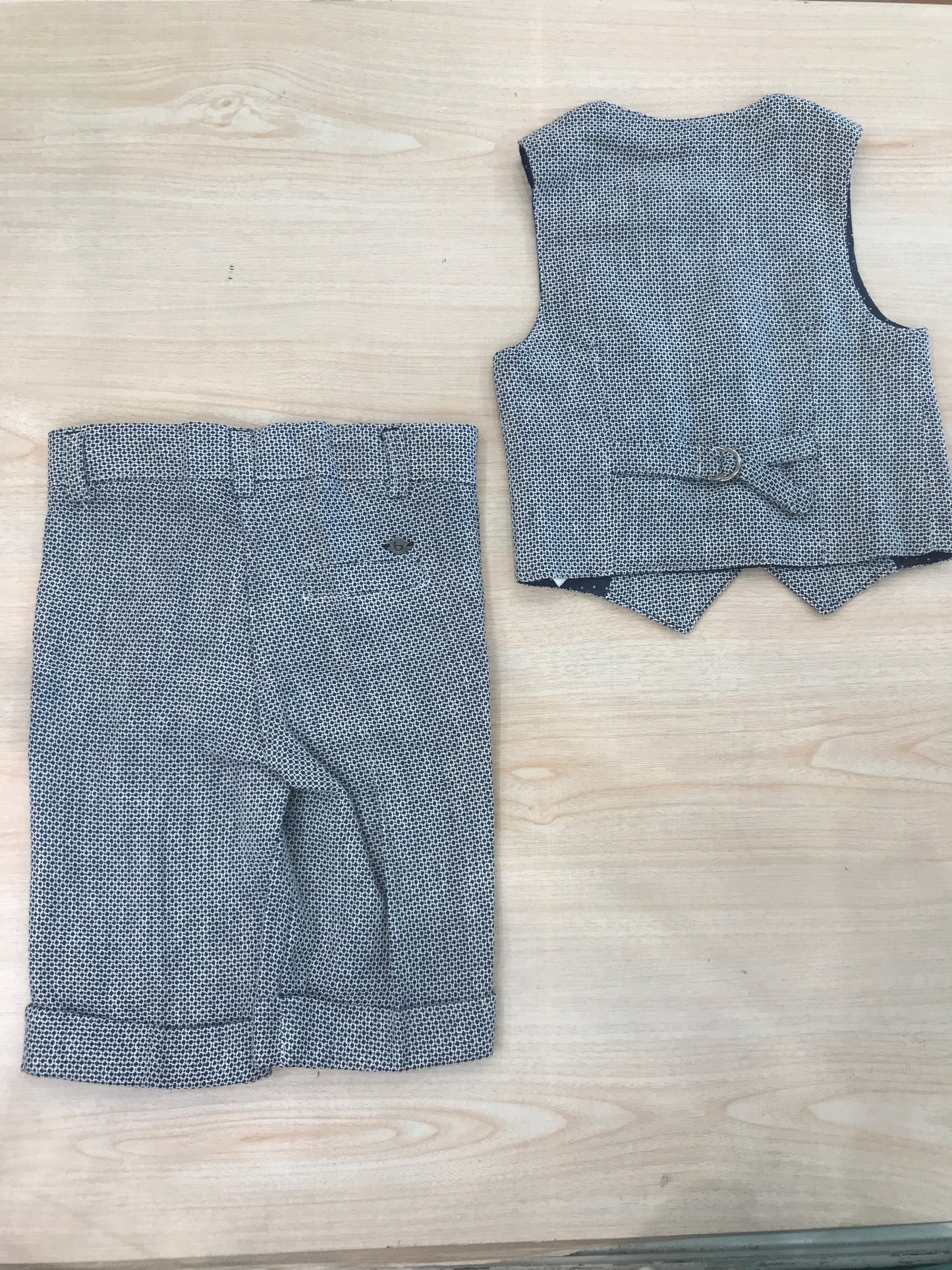 Completo Byblos in cotone gilet con bermuda blu scuro con rifiniture bianche